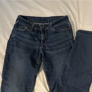 low waist jeans  - ett par jättefina low waist jeans som har en enkel design på bakfickorna, i en rak passform 🤍