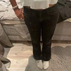 Svarta acne jeans! Dem e så snygga o är så ledsen att jag behöver sälja dessa eftersom dem vart mina favorit jeans behöver sälja eftersom dem blivit lite korta på mig som är 170! Innerbenslängden är 75 och midjemåttet 36 sida till sida! Kan sänka priset