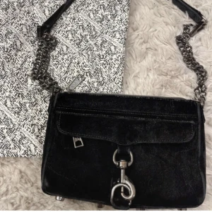 Rebecka minkoff väska - Svart Rebecka minkoff väska med påse till❤️superfin och passar allt❤️