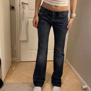 Perfekta Lågmidjade jeans med bootcutt. 84cm inerbens längd och 38cm i midjan🤩 säljer dem eftersom de är för långa på mig💕finns ingen lapp med storlek men skulle gissa på ungefär storlek W26/27 L34