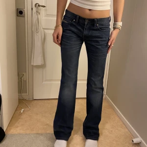 Diesel Industry jeans  - Perfekta Lågmidjade jeans med bootcutt. 84cm inerbens längd och 38cm i midjan🤩 säljer dem eftersom de är för långa på mig💕finns ingen lapp med storlek men skulle gissa på ungefär storlek W26/27 L34