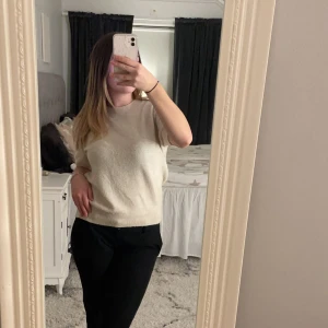 Stickad t-shirt  - Beige stickad t-shirt i st S som inte kommer till användning. Tror inte den säljs längre🩷