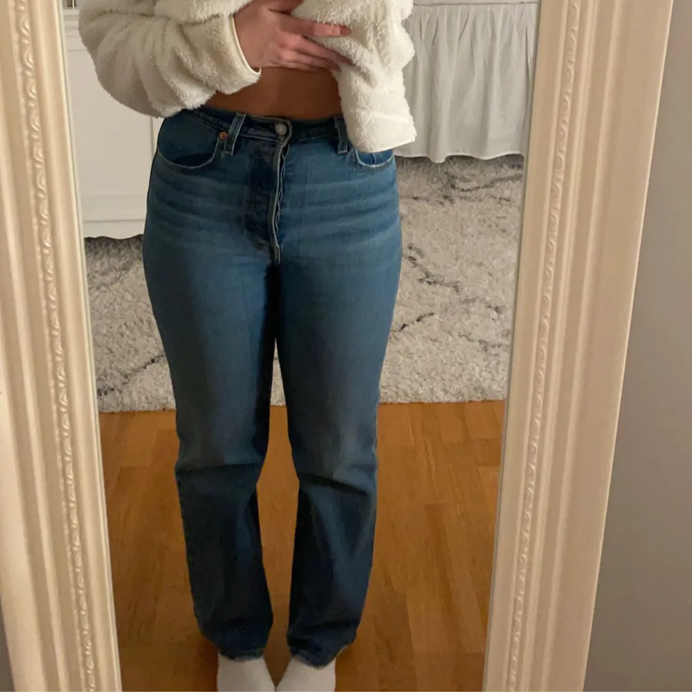 Super snygga Levi’s jeans som tyvärr inte kommer till användning. Använda väldigt få gånger🥰 nypris 999kr säljer för 300kr. Jeans & Byxor.