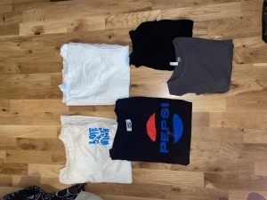 Tröjor och hoodies - Allt är använt men är i fint skick. Allting är i storlek M  Bild 1 Tshirts: 50kr/st Bild 2: tröjor 75kr/st & Teddy hoodie 100kr (brun) Bild 3: 100kr/st