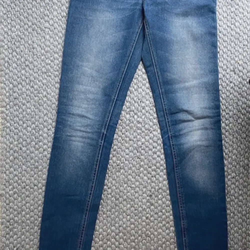 Från Gina Tricot  Strl 25  Fint skick  Smal modell !!! 🤩☀️🤗. Jeans & Byxor.