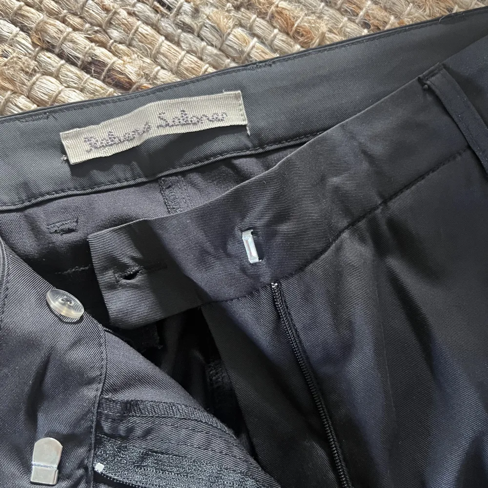 Snygg kostymbyxa som passar med en skjorta eller t-shirt. Lite smalare model. . Jeans & Byxor.