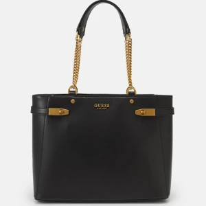 Guess väska  - Nu säljer jag min svarta guess väska som är köpt ca 2 månader sedan! Den är använd endast 1 gång och är i nyskick! Den har inga tecken på användning. Väskan är medelstor skolväska/ shopping väska och rymmer väldigt mycket!  Väskan är såklart äkta också❤️