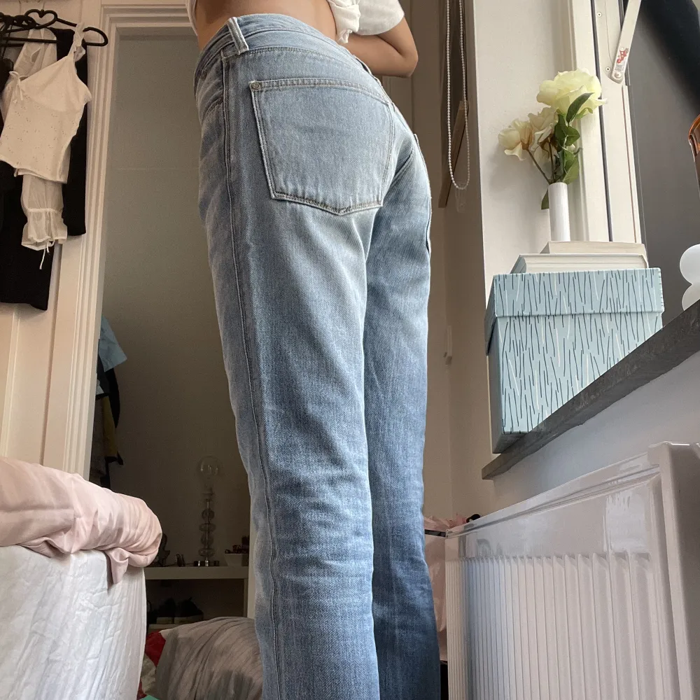 Kollar intresse på mina fina acne jeans! Dom är i modellen straight/bootcut! Är 175 cm och dom sitter i toppen längd❤️. Jeans & Byxor.