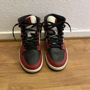 Jordan 1 Mid - Använda ett par gånger  Skick 7/10 Storlek 41  Inköpta för 1349kr Mitt pris 650kr 