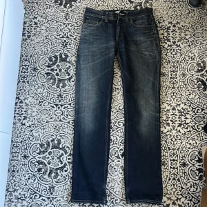 Acne jeans - Säljer ett par sjukt feta acne jeans med skön wash. Rak passform och storlek 28/32. De ser i princip oanvända ut, inga flaws förutom knappen som lossnat som billigt går att fixa.