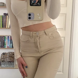 Byxor! - Beiga byxor från Bikbok! Sparsamt använda och blivit för små💛mid-high i midjan och straight i benen! Kom gärna med prisförslag! Frakt tillkommer :)