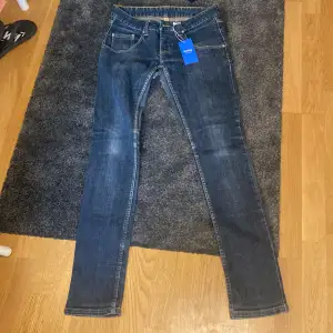Jätte snygga vintage jeans men DOCK med 2 hål bredvid skrevet (se bild)  Kolla profil för att se fler jeans