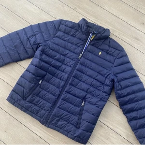Polo jacka  - Säljer min polo jacka då den e för liten, ny pris 3700kr  Skriv priv för frågor 