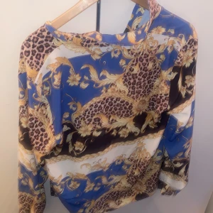 Fin blus som passar till allt  - Fin tröja med häftiga mönster🌸🌸 har en i samma. Original pris 200kr . Mitt pris 100