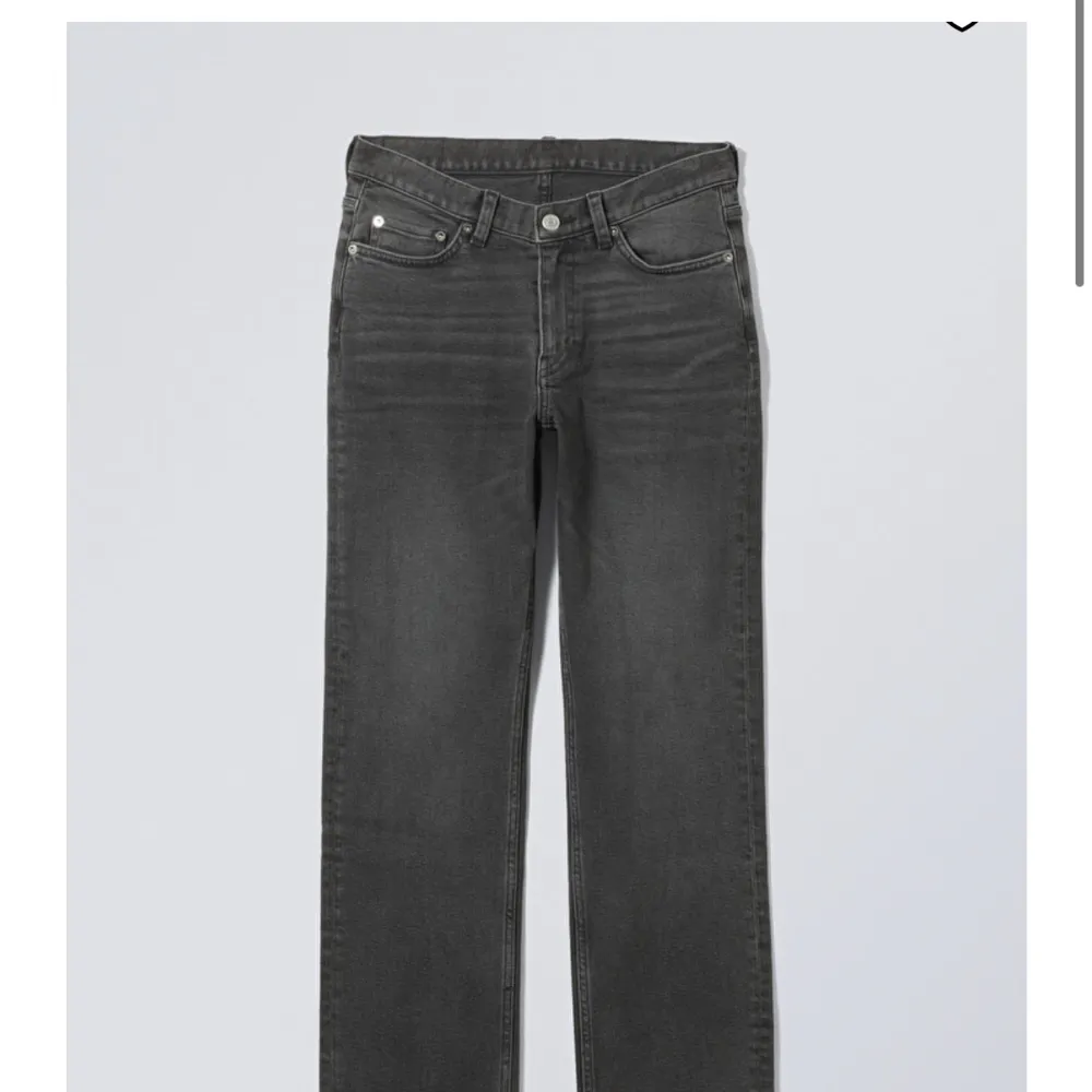 Säljer dessa snygga mid wasted jeans❤️❤️ Skriv för bilder . Jeans & Byxor.