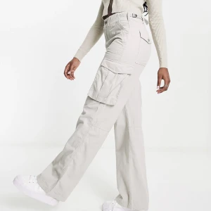 Cargopants  - Helt nya snygga Cargopants som tycörr är försmå för mig och derför jag säljer dom! Prislapp kvar! 