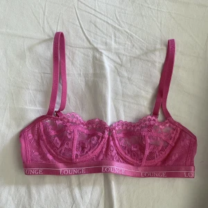 Lounge Underwear bh - Säljer min Lounge Underwear bh i modellen blossom balcony strl 70A då det var fel storlek för mig tyvärr, den är verkligen superfin. Den är använd ca 2-3 gånger så i nyskick. 💕