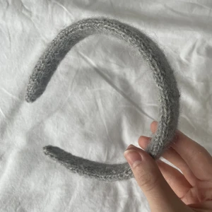 Stickat diadem  - Stickad diadem, hård plastskena som är trätt med stickad alpacka och mohair mix. Super mjukt och härligt fluffig dessutom bekväm och skonsam för håret. Handstickade av mig. 😊hör av dig vid frågor! 