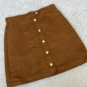 NEW IN KJOL - En riktigt snygg kjol, passar utmärkt för en utekväll med någon snygg topp upptill eller så kan man också klä ner med en basic T-shirt👌🏽🌸