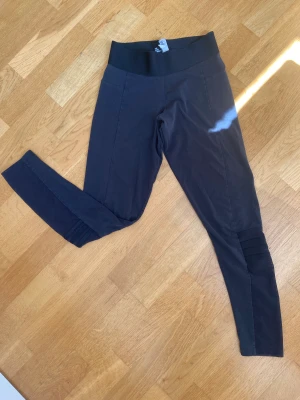 Träningstights - Svarta träningstights. Meshtyg på nedre delen av benen. 