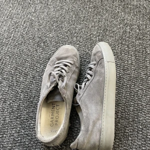 Garment project sneakers - Säljer ett par sneakers perfekta nu till sommaren. Väldigt bra skick, nypris 1599 säljer för 799. Strl 45