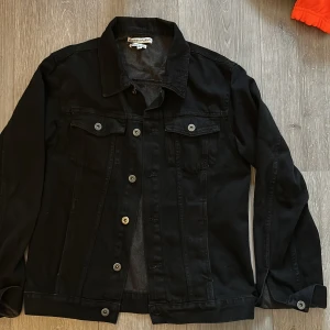 Svart jeansjacka - Svart jeansjacka Strl xs +frakt