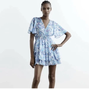 Zara klänning  - En som ny klänning från zara, använd en gång💗 Skitsnygg och perfekt nu till sommaren, köparen står för frakt! Använd ej köp nu utan att skriva privat