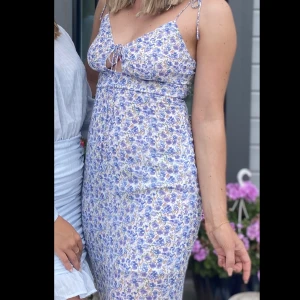 Klänning blommig - Jättefin klänning med ljusblåa, rosa och lila små blommor på. Köpte på Nelly.com. 