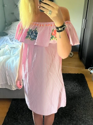 Gullig klänning - Superfin of shoulder klänning!