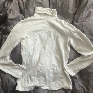 Vit polo  - Vit polo som sitter snyggt på! 