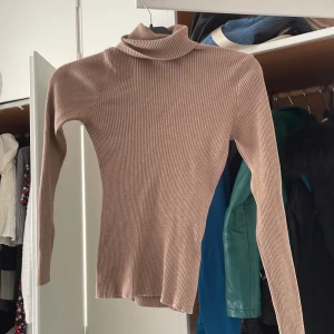 Polo tröja  - Säljer en polo tröja, jätte fin färg. Inte använd så mycket så tar och säljer. 