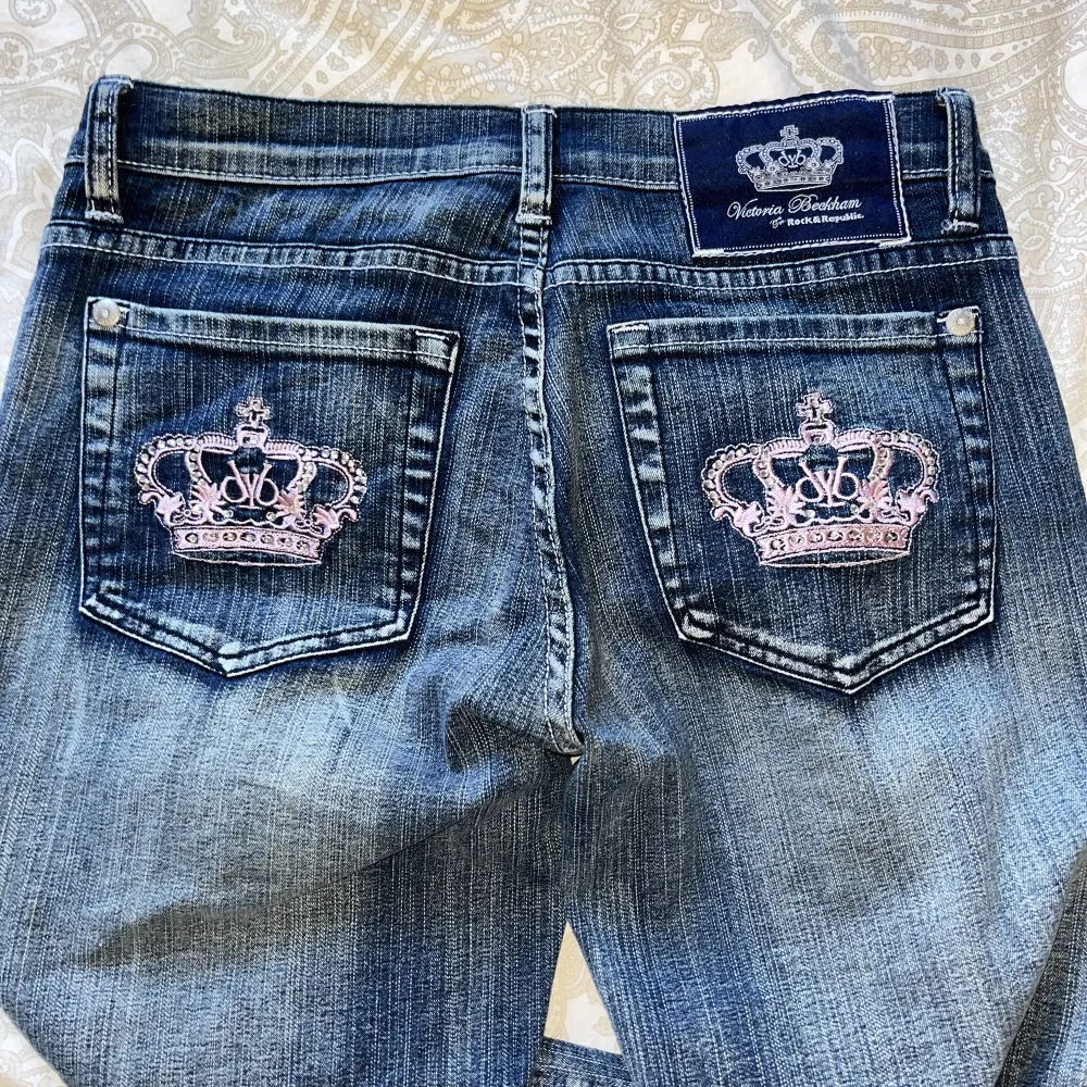 Supersnygga lågmidjade Victoria Beckham jeans med rosa krona!🤩 nyskick! Modellen är bootcut och de är lågmidjade! Passar 36-38 (w29)🌸 midja: ca 88 cm, höft: ca 104 cm, Innerbenslängd: ca 71 cm🫶🏼. Jeans & Byxor.