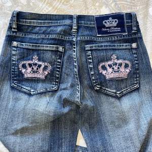 Supersnygga lågmidjade Victoria Beckham jeans med rosa krona!🤩 nyskick! Modellen är bootcut och de är lågmidjade! Passar 36-38 (w29)🌸 midja: ca 88 cm, höft: ca 104 cm, Innerbenslängd: ca 71 cm🫶🏼