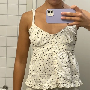 Brandy melville topp - Gulligt linne/topp från brandy melville💓små blå blommor och en krämvit färg! sparsamt använd och i nyskick. har justerbara axelband och mer tyg vid bysten, vilket gör att den passar flera storlekar.