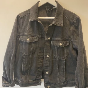 Jeansjacka  - Svart/grå jeansjacka från H&M, str M. 