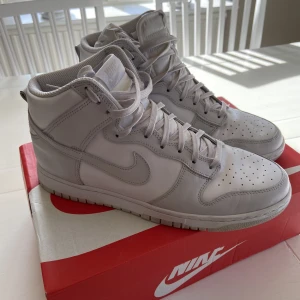 Nike dunk high retro White bast grey  - Ett par Nike skor som blivit använda ett fåtal gånger. 👟I storlek 43. Köparen står för frakten