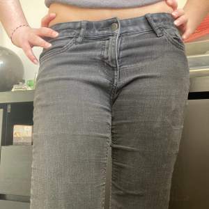 Snygga denim byxor, men är lite för små på mig. ⭐️storlek 146. Jag är 155cm lång och längden på byxorna passar.