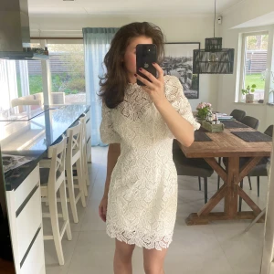 Studentklänning! - Säljer denna slutsålda super fina klänning! Klänningen är köpt på asos från märket forever new och finns inte längre på hemsidan. Lappen sitter kvar, känningen består av en underklänning och en över klänning. Skriv vid intresse 💕 