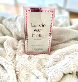 Oöppnad lancome parfym som heter La vie est Belle en rose. Säljer den då jag har två stycken 🥰 Köpt för 855kr på kicks 