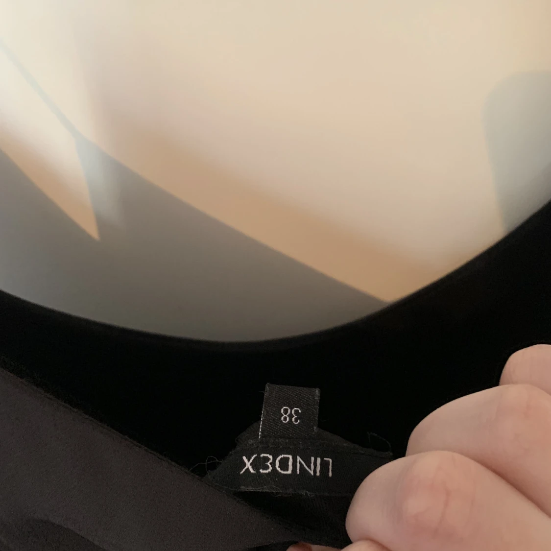 Svart klänning med slits - 91