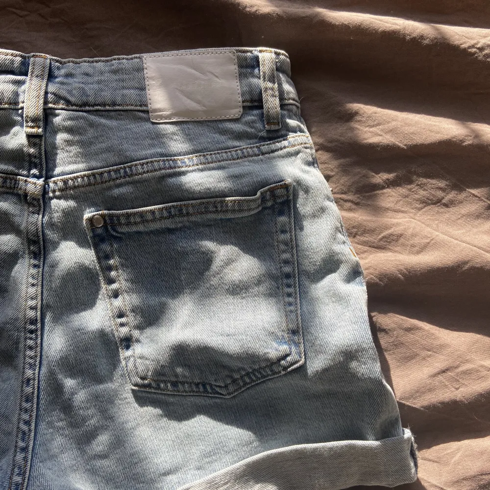 High waist jeansshorts med momjeans fit från Hm. Användt 1 gång och har tyvärr blivit försmå🌼. Shorts.