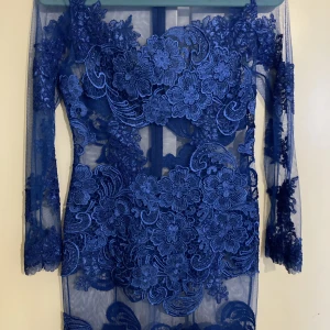 Klänning  - Aldrig använd Blå spetsklänning 