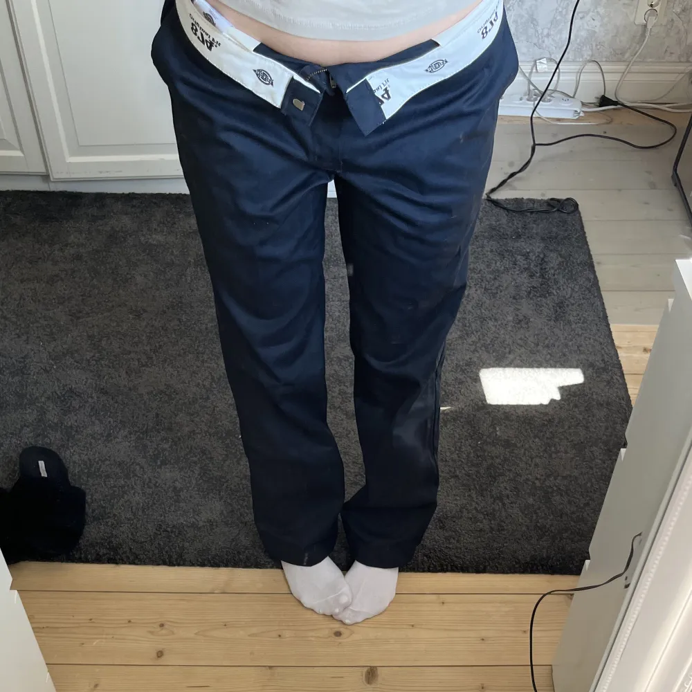 Säljer dessa mörk/marinblå byxor från dickies då de inte kommer till användning. Passar s/m beroende på önskad passform. Helt oanvända!. Jeans & Byxor.