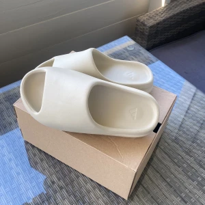 Yeezy slide - 10/10 endast testade, äkta✅, nypris 2700 mitt pris 1200, skriv vid fler frågor, små i storleken