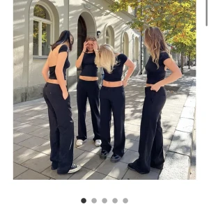 Alobha kostymbyxor - Jättefina kostymbyxor från alobha. Långa på mig som är 165 ca så brukar ”vika” upp dem med nål. 