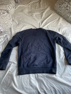 Stone Island crewneck - Storlek 12-13 år Skick 8,5/10 Köpt på NK i stockholm 