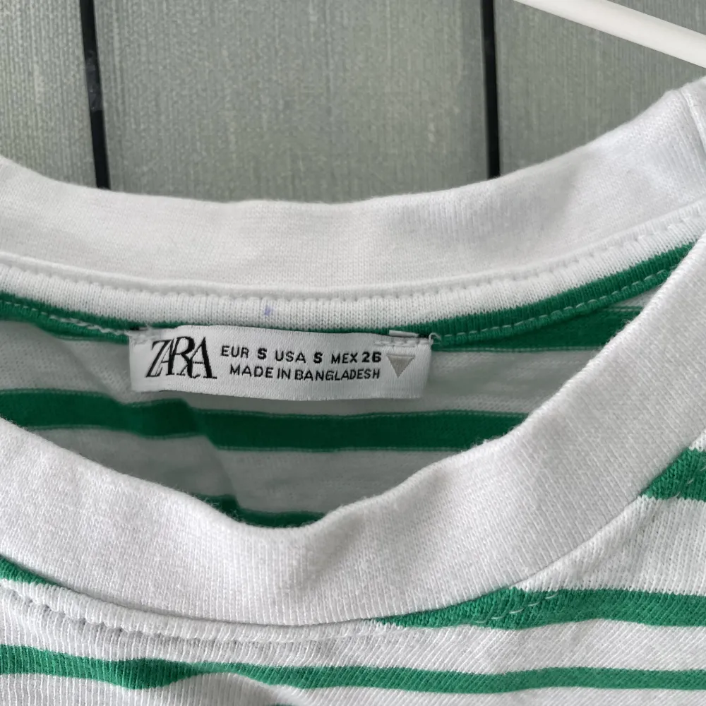 Grönrandig t-shirt från Zara💚 Toppen är i mycket bra skick och funkar utmärkt till våren och sommaren!. T-shirts.