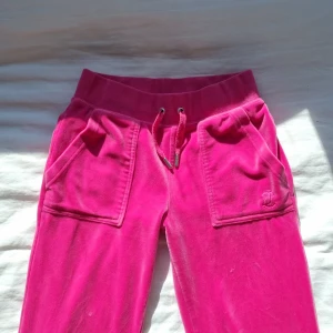 Rosa juicybyxor  - Superfina rosa juicybyxor i mjuk och härlig velour😍 Strl XXS. Byxorna är uppsprättade längst ner men går enkelt att sy tillbaks. Finns även matchande kofta på min sida om man är intresserad av att komplettera och göra ett set💓 Köparen står för frakt.