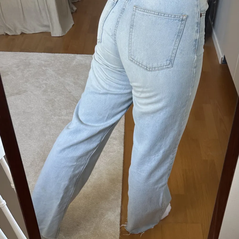 Säljer dessa jeans från zara🌷🌷. Jeans & Byxor.