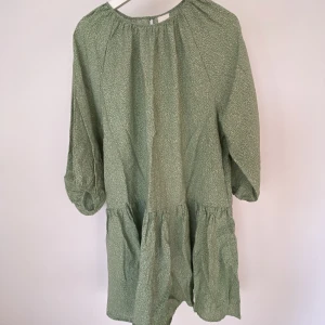 Klänning - Urgullig klänning aldrig använd 